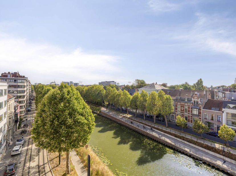 À un emplacement unique sur la Coupure, nous trouvons cet appartement extrêmement lumineux avec un atout rare : pas moins de 100 m² de terrasse, répar