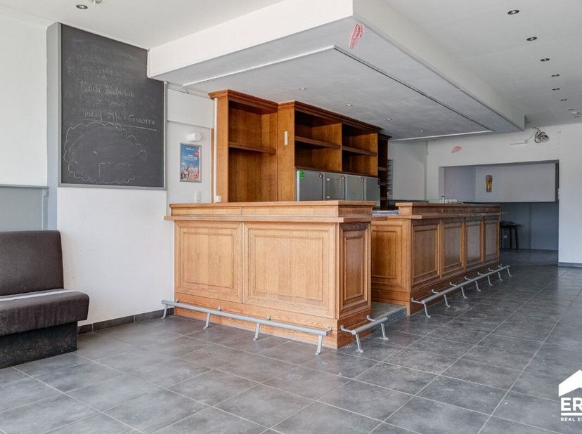 Dit voormalig café met feestzaal en bovenliggende woonst, gelegen in het landelijke Donk, biedt maar liefst 497 m² bruikbare vloeroppervlakte op een p