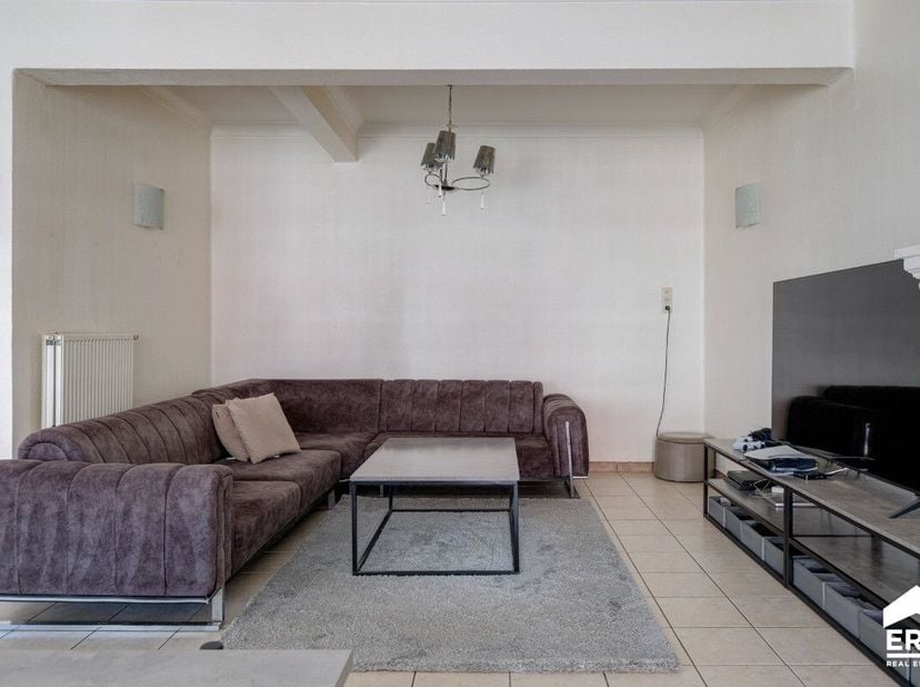 Deze opbrengsteigendom omvat een gelijkvloers handelspand en vier appartementen. Het geheel is verhuurd en levert een stabiel rendement met een maande