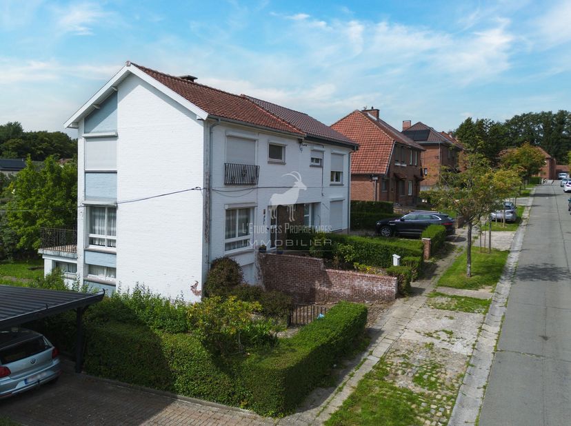 Referentie agentschap : V6031-1745<br />
Virtueel bezoek : https://immo360.immo-facile.com/vtour/fr/zcmiaw<br />
Ontdek dit prachtige huis gelegen in