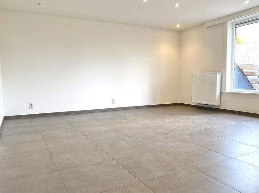 Te huur: volledig gerenoveerd appartement te Erpe! Dit gerenoveerde appartement bevindt zich op de eerste verdieping in een gebouw zonder lift. Via de