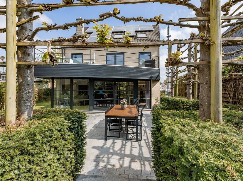 Gelegen langs de Brusselsesteenweg 175 te Aalst, op de grens met Erembodegem, bevindt zich deze goed onderhouden woning (bouwjaar 1995) met verrassend