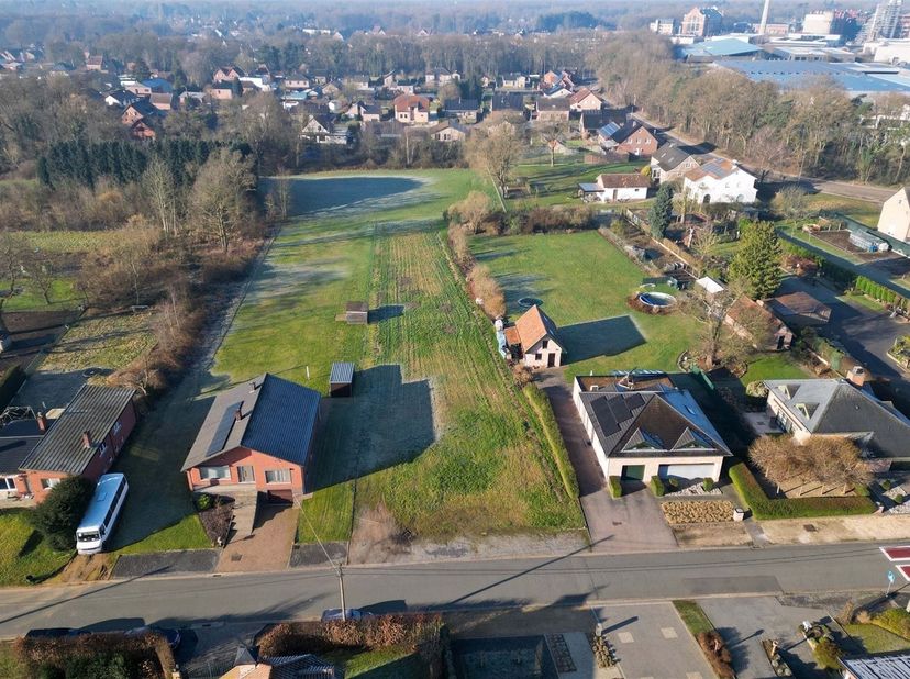 Rustig gelegen bouwgrond voor halfopen bebouwing van 9a14ca - zuidwestelijke oriëntatie <br />
<br />
Omgeving: <br />
+ Rustige woonwijk in een gr