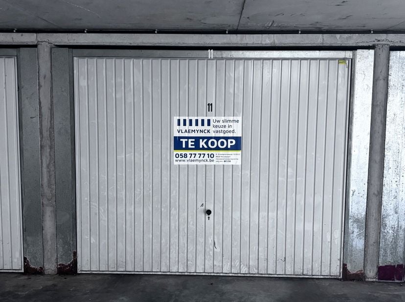 Afgesloten garagebox te koop op de ondergrondse verdieping onder domein De Vierbarke te Nieuwpoort vlakbij de Havengeul en op wandelafstand van centru
