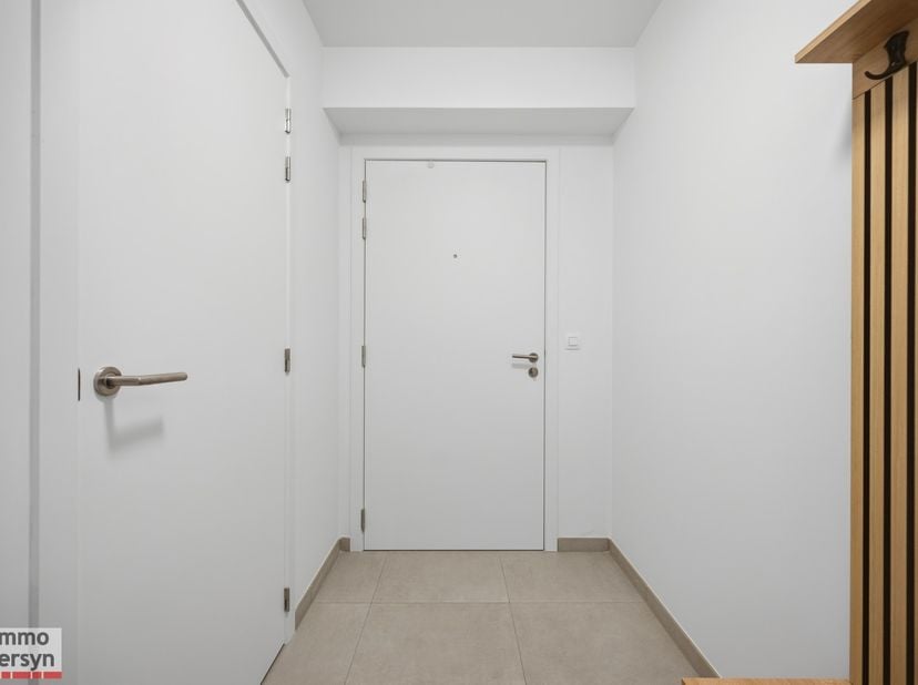 Dit nieuwbouwappartement is op zoek naar de eerste bewoners. Het bevindt zich op de eerste verdieping van een modern gebouw en biedt een perfecte comb