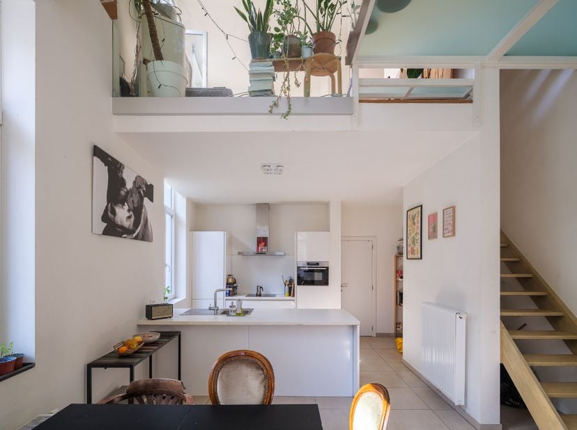 Hoekwoning met aangenaam volumespel, 3 slaapkamers, aparte fietsenberging en twee zongerichte terrassen, gelegen in de omgeving van Portus Ganda.<br /