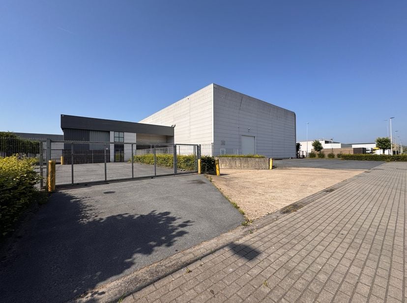 Op een uitstekende locatie te Oostende is dit logistieke hoogbouwmagazijn van +/- 4.025 m² beschikbaar voor verhuur.<br />
<br />
De site bevindt zich