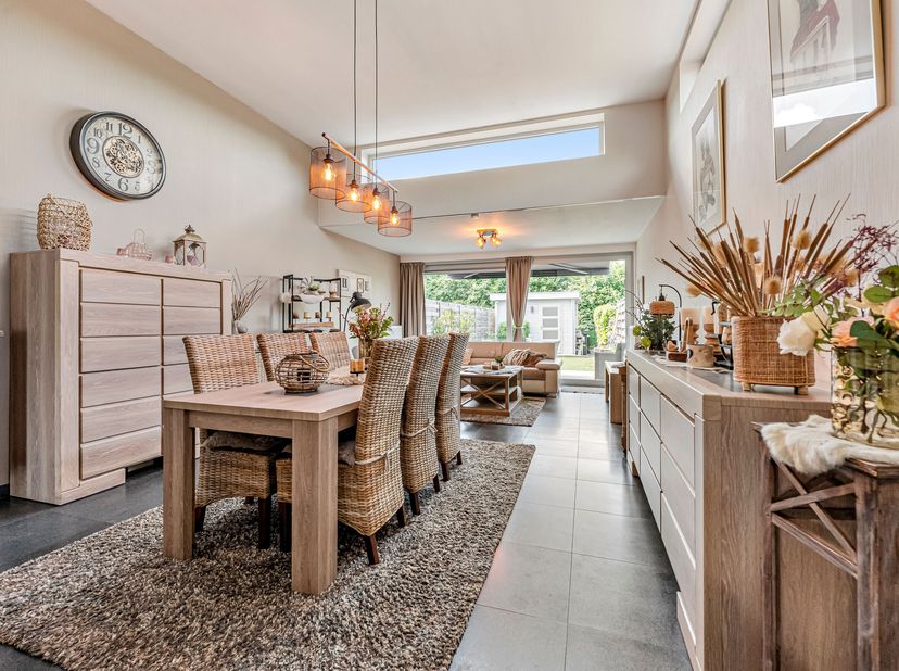 Instapklare woning te koop in Zwevegem<br />
Je betreedt de woning via de inkomhal, waar zich een gezellige eerste eetplaats met handige berging bevin