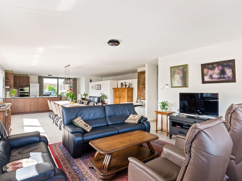 Openhuizendag op zaterdag 13 juni van 15u30 - 16u30<br />
Dit appartement bevindt zich op uitstekende locatie vlak naast de Nete en boven de Delhaize,