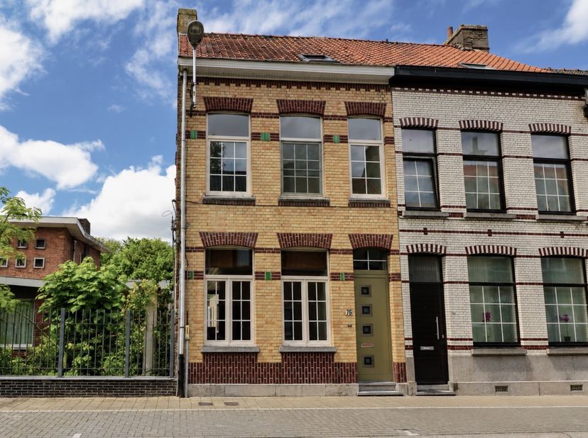Bent u op zoek naar een stijlvolle burgerwoning met ruimte en comfort? Dan is deze volledig gerenoveerde halfopen bebouwing nabij het commerciële cent