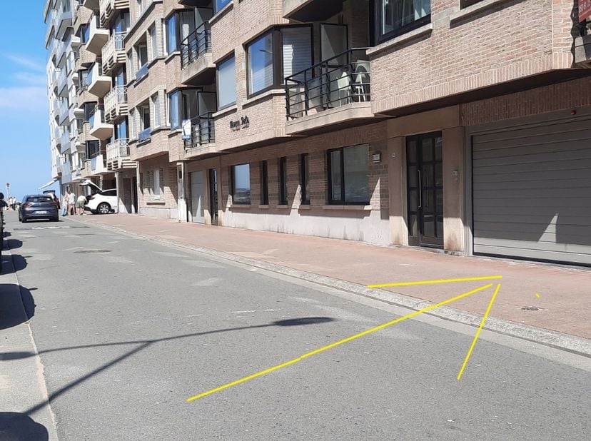 Autostaanplaats op niveau -1&amp;nbsp; &amp;nbsp;op de Parmentierlaan - 50m van de Zeedijk.<br />
Middelgrote wagen<br />
Afmetingen :&amp;nbsp; lengte 4m65&amp;nbsp;