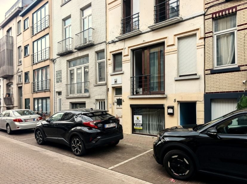 Dit kleinschalig gebouw van 2 appartementen bevindt zich nabij haven, stad en zee. Dit gebouw is niet voorzien van een lift en beperkt in trappen, waa