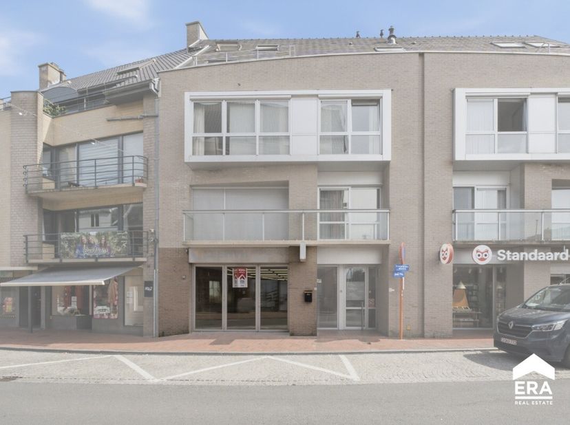 Commerce idéalement situé dans le centre de Poperinge. Ce commerce se situe dans la Ieperstraat, une rue fréquentée et facilement accessible au cur de