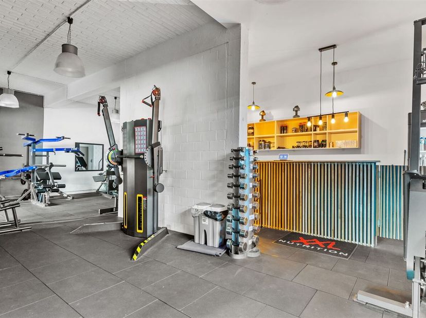 Riant sportcomplex/commerciële ruimte/kantoor (775m²) biedt tal van mogelijkheden op centrale ligging te Mortsel! <br />
Omschrijving: Riant sportcomp