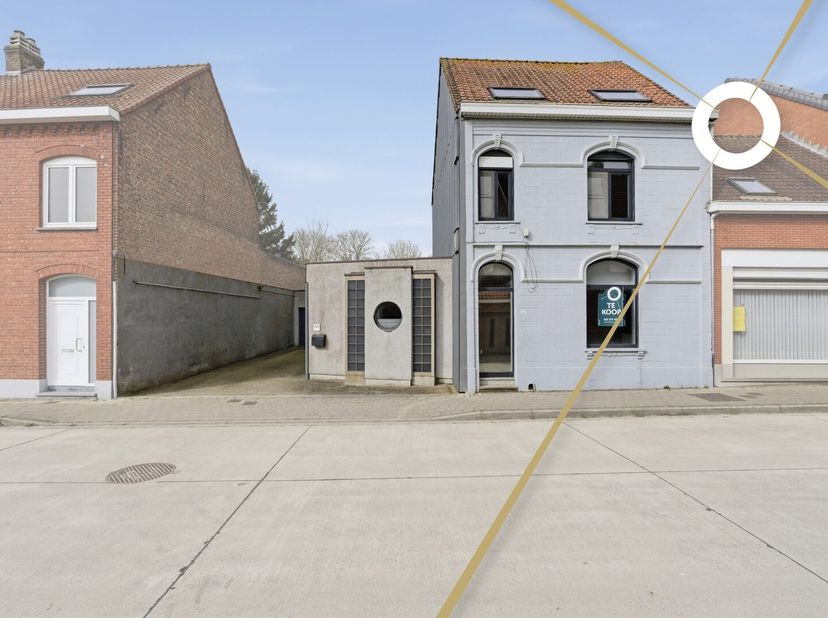 In de dorpskern van Nieuwkerke, een landelijke deelgemeente van Heuvelland, bevindt zich deze halfopen woning met tuin, garage en ruime woonvolumes.<b