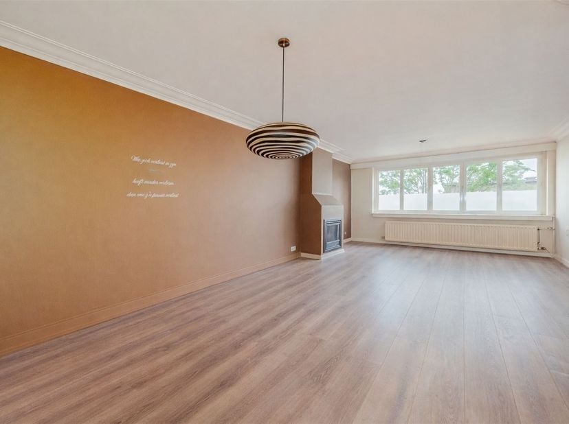 In de Laarbekestraat, een rustige straat in een residentiële wijk in Merksem, vinden we dit ruim appartement te koop. Het centrum van Merksem, alsook