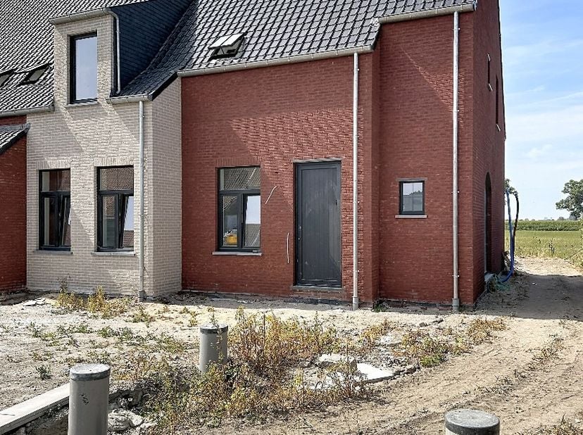 Deze nieuwbouwwoning bestaat uit: inkomhal - toilet - living - keuken - terras - tuin - wasplaats - berging - nachthal - 4 slaapkamers - badkamer - zo
