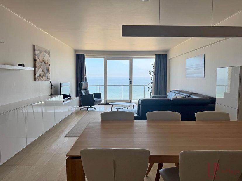 In een verzorgd en kwalitatief gebouw uit 2004 bevindt zich deze prachtige duplex penthouse, waar ruimte, licht en privacy centraal staan.<br />
<br /