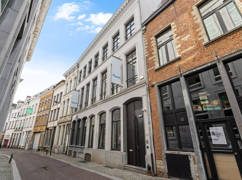 Bien professionnel à louer à Oude Beurs 30 - 32,
                    2000 Antwerpen