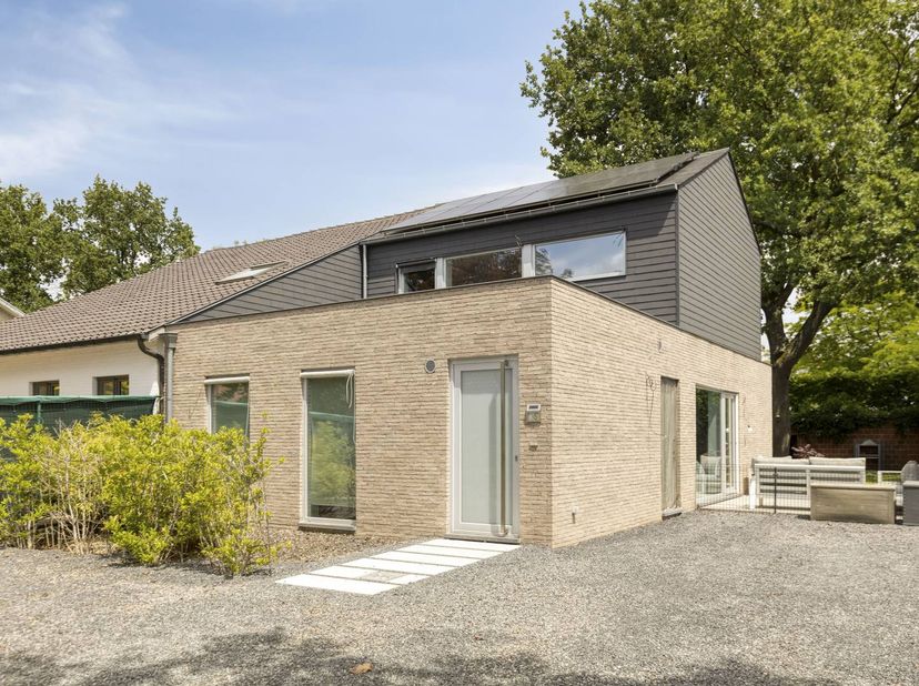 Welkom op de Populierenstraat 35 te Kuringen-Hasselt. Deze moderne woning is gelegen in een bijzonder gegeerde en rustige buurt. Hier geniet u van het
