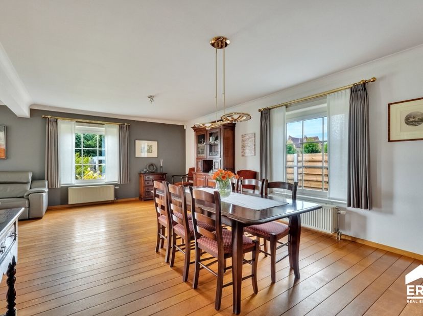 Te koop: knap gerenoveerde open bebouwing in Oudsbergen, gelegen in een groene en landelijke omgeving met prachtig vrij zicht achteraan. Deze instapkl