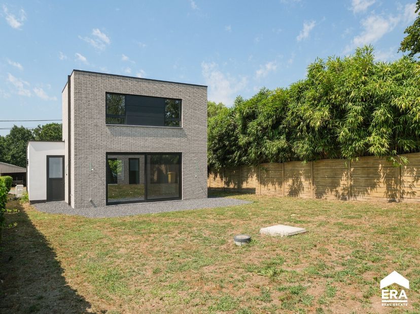 Energiezuinige woning met drie slaapkamers en tuin, gelegen in een groene, bosrijke omgeving.Deze woning, met een bewoonbare oppervlakte van 169m² (vo