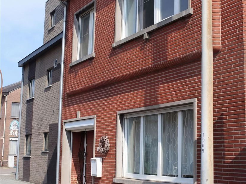 Het betreft een woning gelegen Veerledorp 48 in het centrum van Veerle-Laakdal. Indeling,op het gelijkvloers: inkomhal, living, ingerichte keuken, ber