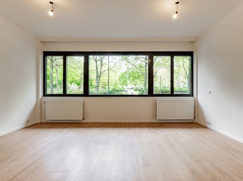 ETTERBEEK, situé en face du parc du Cinquantenaire. Magnifique APPARTEMENT (3Ch/2Sdb) de 115 m² traversant situé au rez-de-chaussée. Il se compose d’u