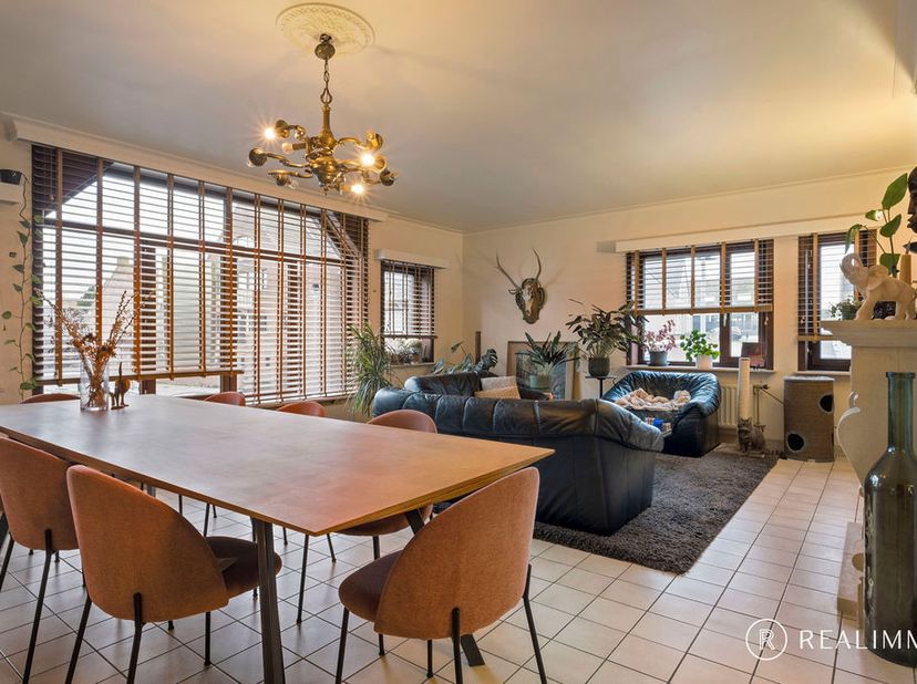 Dit instapklare en uitstekend onderhouden duplexappartement combineert een ruime bewoonbare oppervlakte met een uitzonderlijke lichtinval. Het apparte
