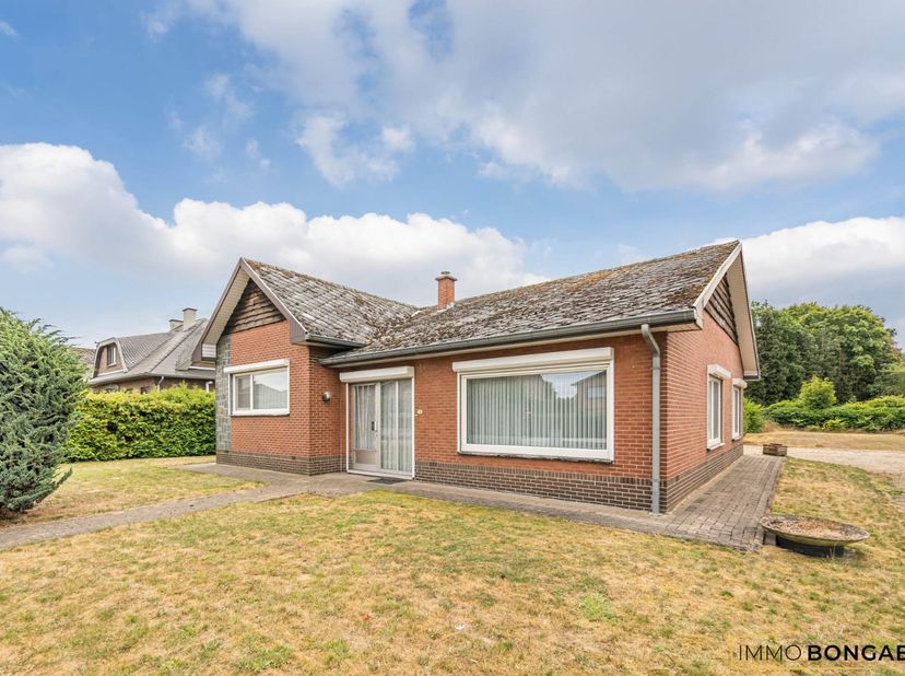 Deze vrijstaande woning is gelegen op een perceel van maar liefst 13a69ca langs de Dampstraat in Oudsbergen. Het uitgebreide routenetwerk voor wandela