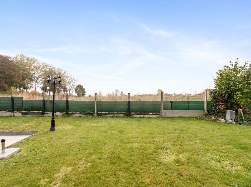 Deze degelijk gebouwde woning met garage en tuin biedt tal van mogelijkheden voor wie op zoek is naar een comfortabel huis met karakter en ruimte om v