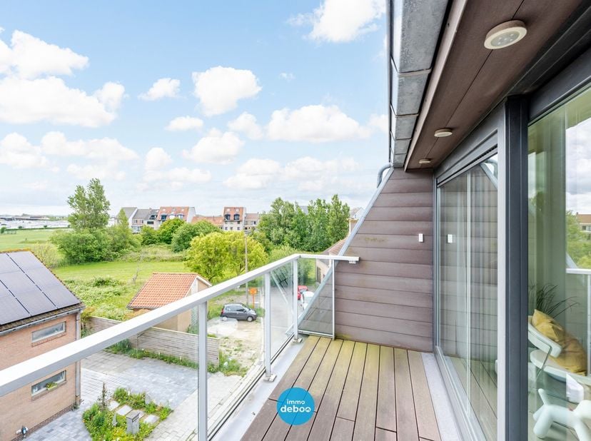 Dit energiezuinig appartement te Bredene, Hasseltstraat 36/38, is gelegen op de derde verdieping van een zéér goed onderhouden residentie. Ze situeert