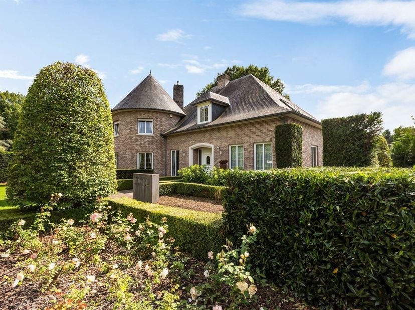 Welkom in deze ruime villa, gelegen aan de bosrand tussen Lanaken en Zutendaal. Een rustige, groene ligging met een uitstekende bereikbaarheid: de Ned
