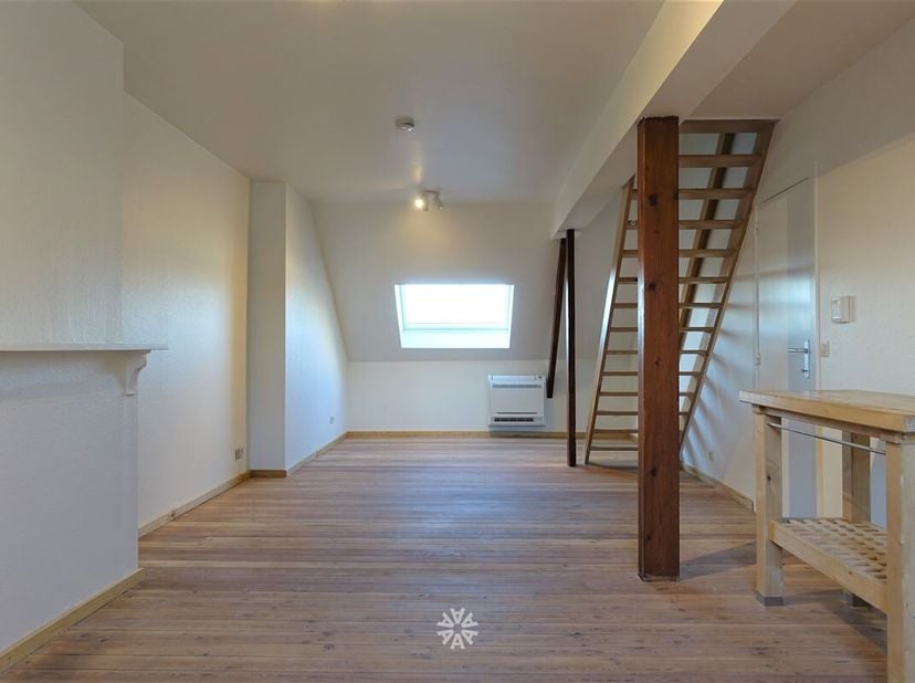 GENT - K. Elisabethlaan 54: Op zoek naar een gerenoveerd duplexappartement te huur aan station Gent? Dan is dit pand mogelijk iets voor u.<br />
De be