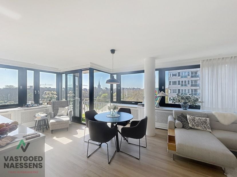 Ce magnifique appartement de 2 chambres à coucher, entièrement rénové, est situé au 5ème étage de la résidence ZONNEWEELDE. L'appartement est baigné d