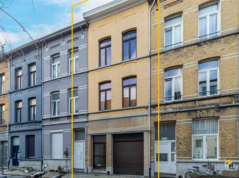 Une mer d'espace et de possibilités : c'est exactement ce que cette généreuse maison de pas moins de 257 m² a à offrir. Elle est située dans l'impasse