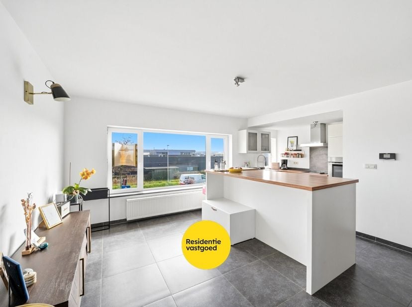 Ontdek deze ruime en lichtrijke woning gelegen langs de vaart in Oudenburg. Met een bewoonbare oppervlakte van ca. 145 m², recente renovaties en een g