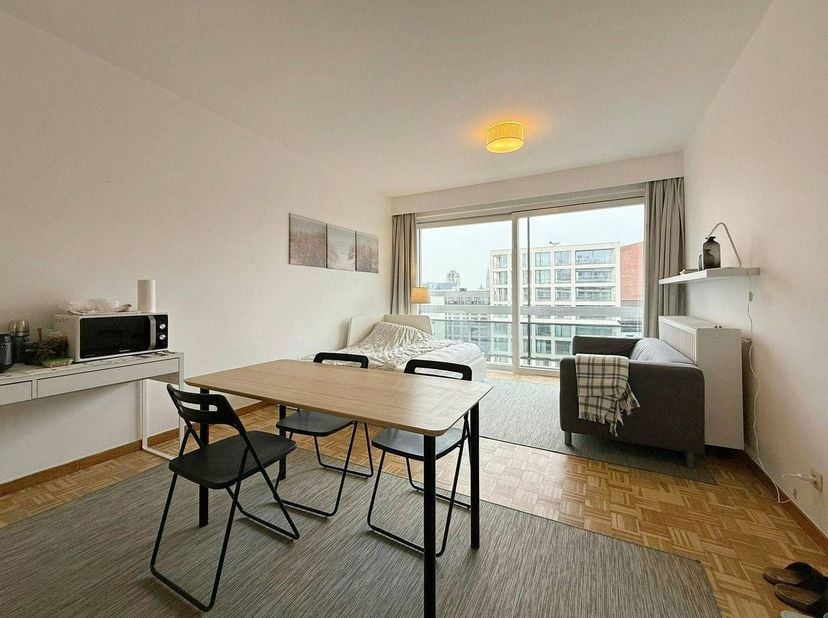 Nous vendons ce studio sur l'Italiëlei au cœur d'Anvers. Grâce à son emplacement privilégié, de nombreux magasins et restaurants branchés sont accessi