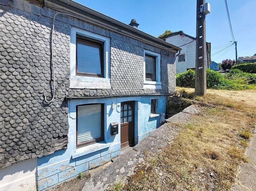 W Immobilière biedt u deze charmante woning aan, gelegen in het geliefde dorp Martelange, op slechts enkele stappen van de Luxemburgse grens. Een uits