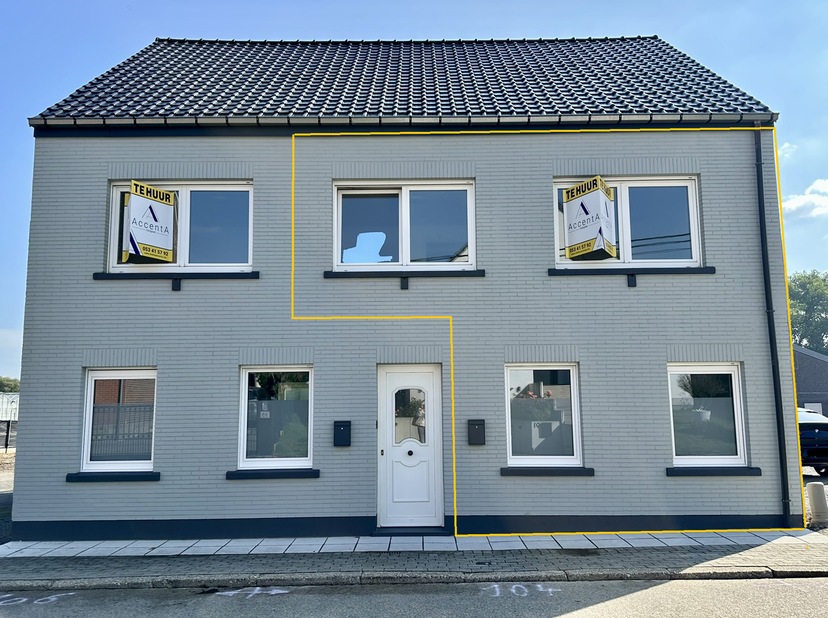 Deze gezellige woning is rustig gelegen doch in de nabijheid van winkels/warenhuizen, scholen, openbaar vervoer en verbindingswegen. Op het gelijkvloe