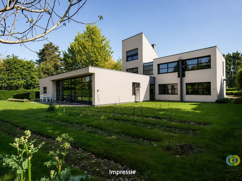 **SOUS OPTION** Cette maison darchitecte unique, conçue et occupée par larchitecte lui-même, séduit par ses volumes généreux, sa luminosité et sa conc