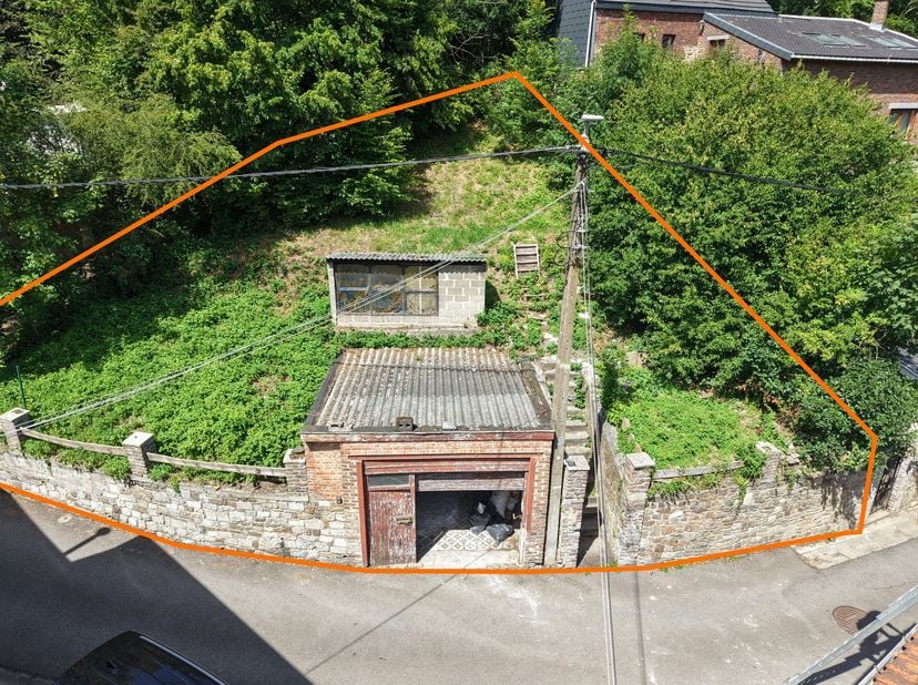 Terrain de ± 298 m² avec garage (non raccordé à l'électricité et l'eau)<br />
Largeur façade : ± 21 m<br />
Profondeur max : ± 22 m<br />
Zone : habit