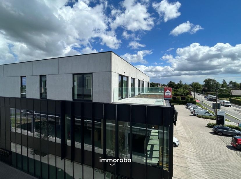 Dit prachtige nieuwbouw penthouse in Residentie Hèlen Park geniet van een uitstekende ligging aan de Vijfseweg, vlakbij supermarkten, een kliniek, het