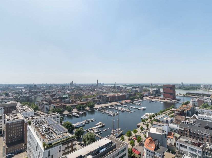 Exclusief penthouse met panoramisch uitzicht te koop!<br />
Ligging:<br />
Op de 21e verdieping van de iconische London Tower op het Eilandje, met een