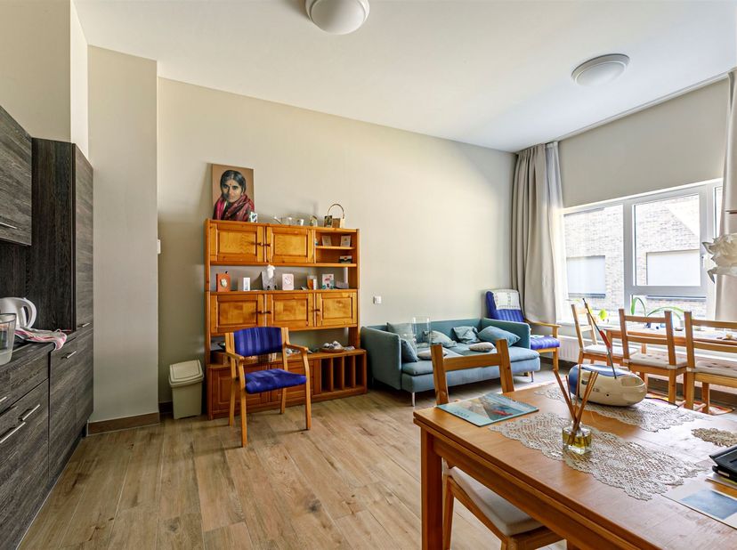 Gelijkvloerse assistentiewoning met goede afwerking in groene omgeving.<br />
<br />
Ligging<br />
Ontdek de prachtig gelegen en hedendaags uitgeru