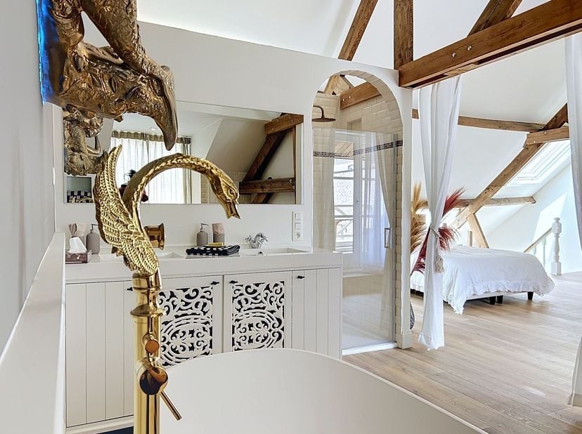 Prachtig gerenoveerde karakterwoning op toplocatie<br />
Deze unieke woning werd met veel zorg gerenoveerd met authentieke, kwalitatieve materialen,