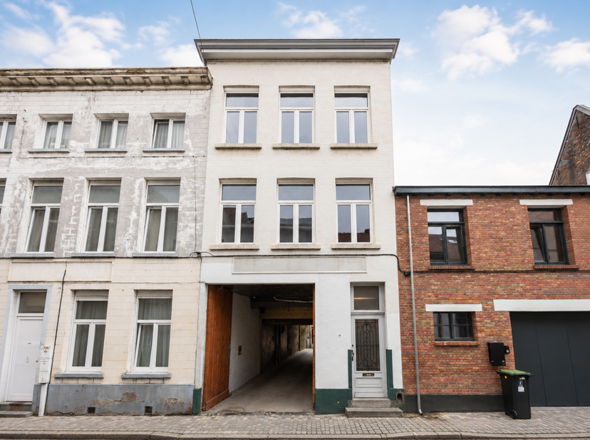 Instapklare gerenoveerde woning met 3 slaapkamers en ruim terras in Mechelen<br />
In een rustige straat vlak bij de jachthaven vind je deze verrassen