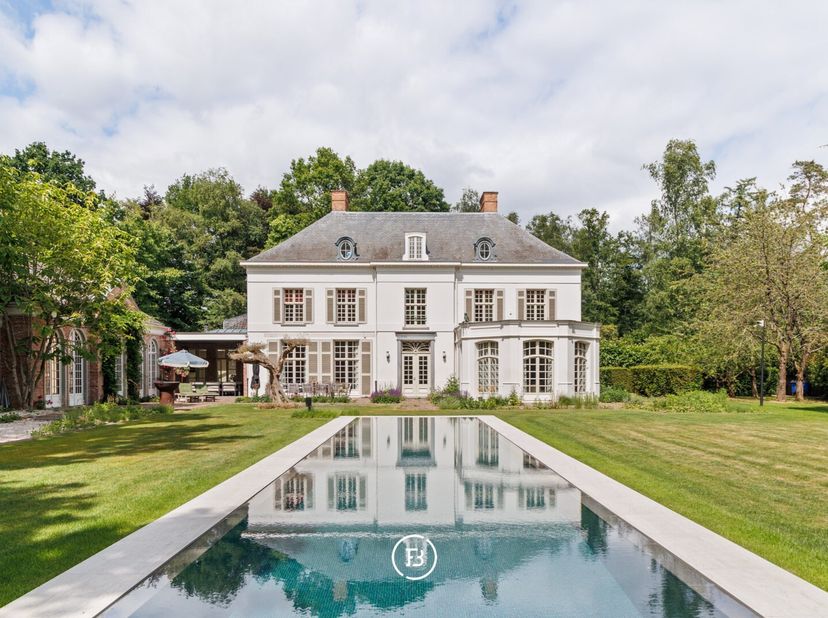 Verscholen op een prachtig zuidwest georiënteerd perceel van ca. 6.629 m² bevindt zich deze uitzonderlijke Franse manoir, gerealiseerd door de gerenom