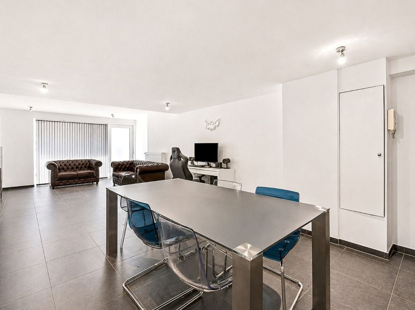 Recent gelijkvloers appartement pal in het centrum van Gistel op wandelafstand van alle winkels, scholen, horeca en openbaar vervoer. Het appartement