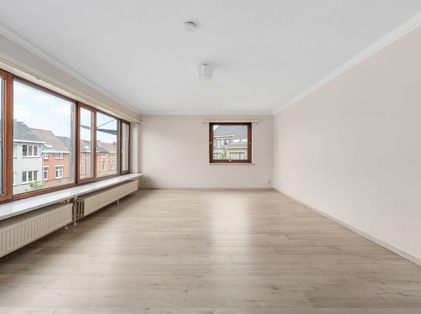 Te koop: instapklaar appartement in Gent, gelegen aan de Zwijnaardsesteenweg, met 3 slaapkamers en een eigen staanplaats. Dit gesloten appartement, ge